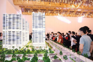 Khách hàng tham quan một mô hình dự án