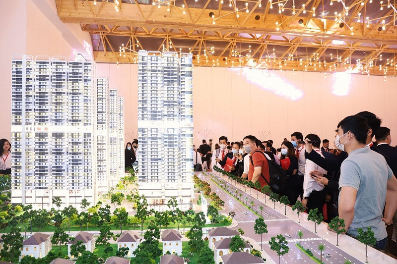 Khách hàng tham quan một mô hình dự án