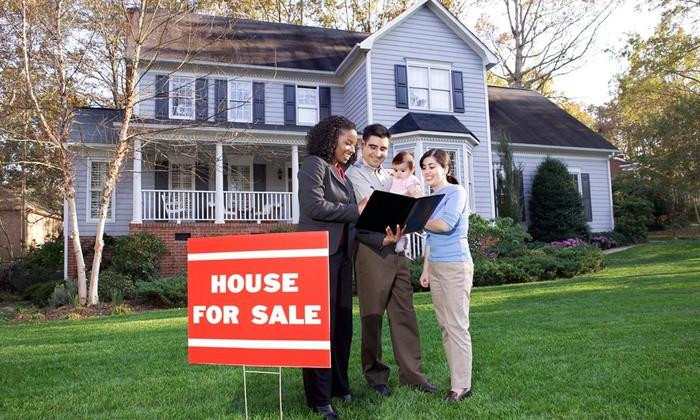 Ảnh mô tả môi giới bất động sản trong hành động