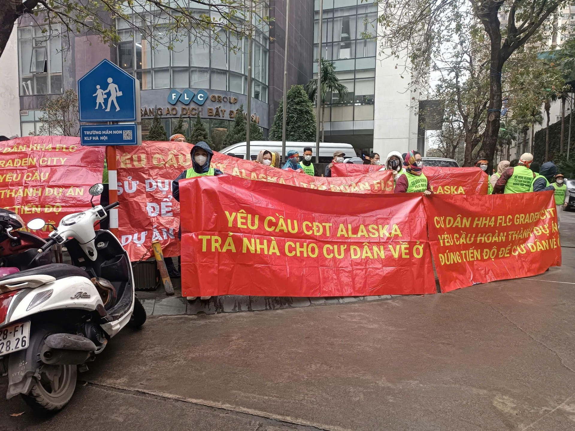 Hàng chục cư dân HH4 Đại Mỗ căng băng rôn trước cổng dự án, yêu cầu chủ đầu tư bàn giao nhà sau 3 năm chậm trễ.
