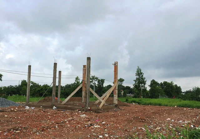 Một khu đất ruộng người dân đổ đất xây dựng nhà trái phép.