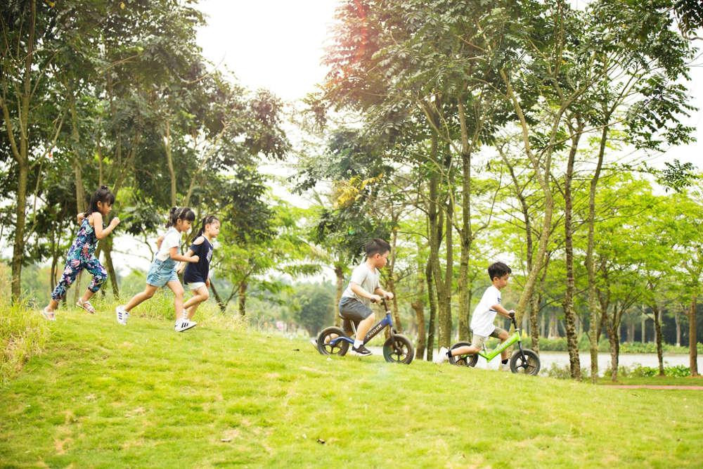 Trẻ nhỏ có không gian để vui đùa