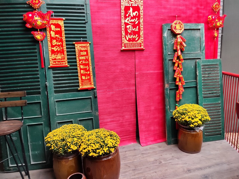 Background với dây pháo đỏ