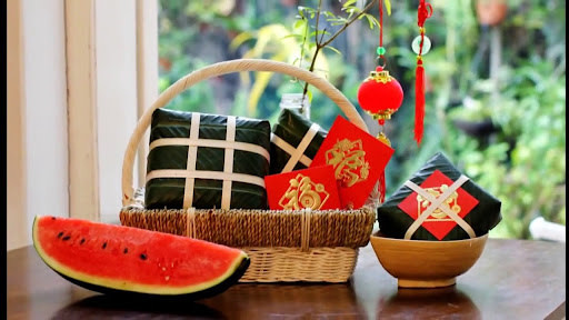 Bánh chưng xanh và dưa hấu đỏ