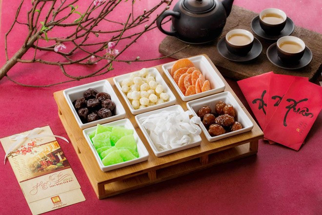 Bộ ấm trà và hộp bánh mứt