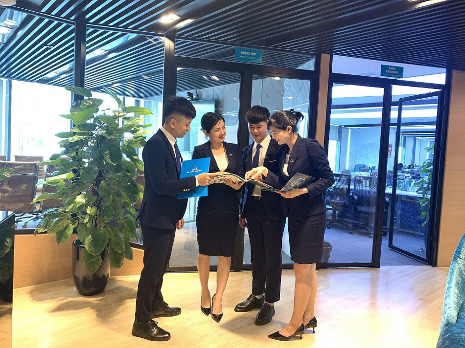 Môi giới bất động sản tại một công ty